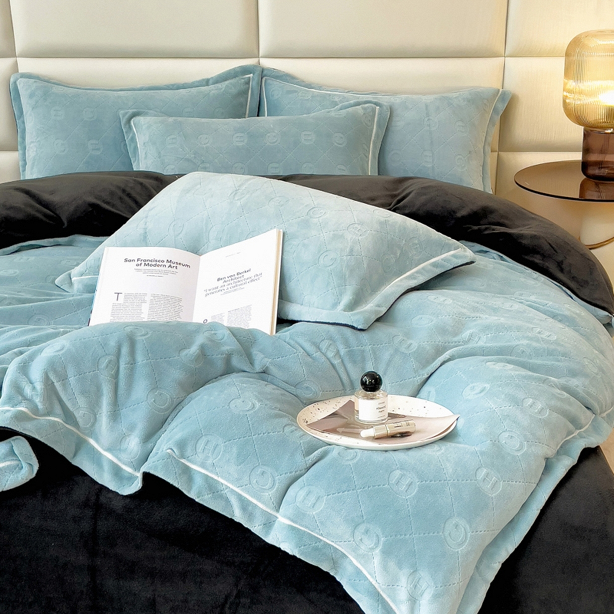 91家纺网 家纺一手货源 找家纺 印季家纺 2025新款HG剪花一字绣牛奶绒四件套 繁星蓝-深灰