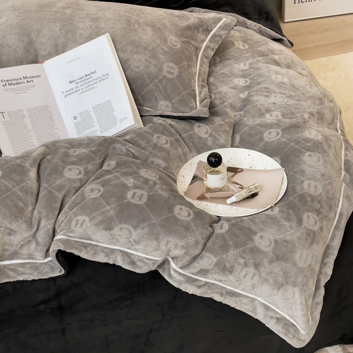 91家纺网 家纺一手货源 找家纺 印季家纺 2025新款HG剪花一字绣牛奶绒四件套 马丁灰-深灰