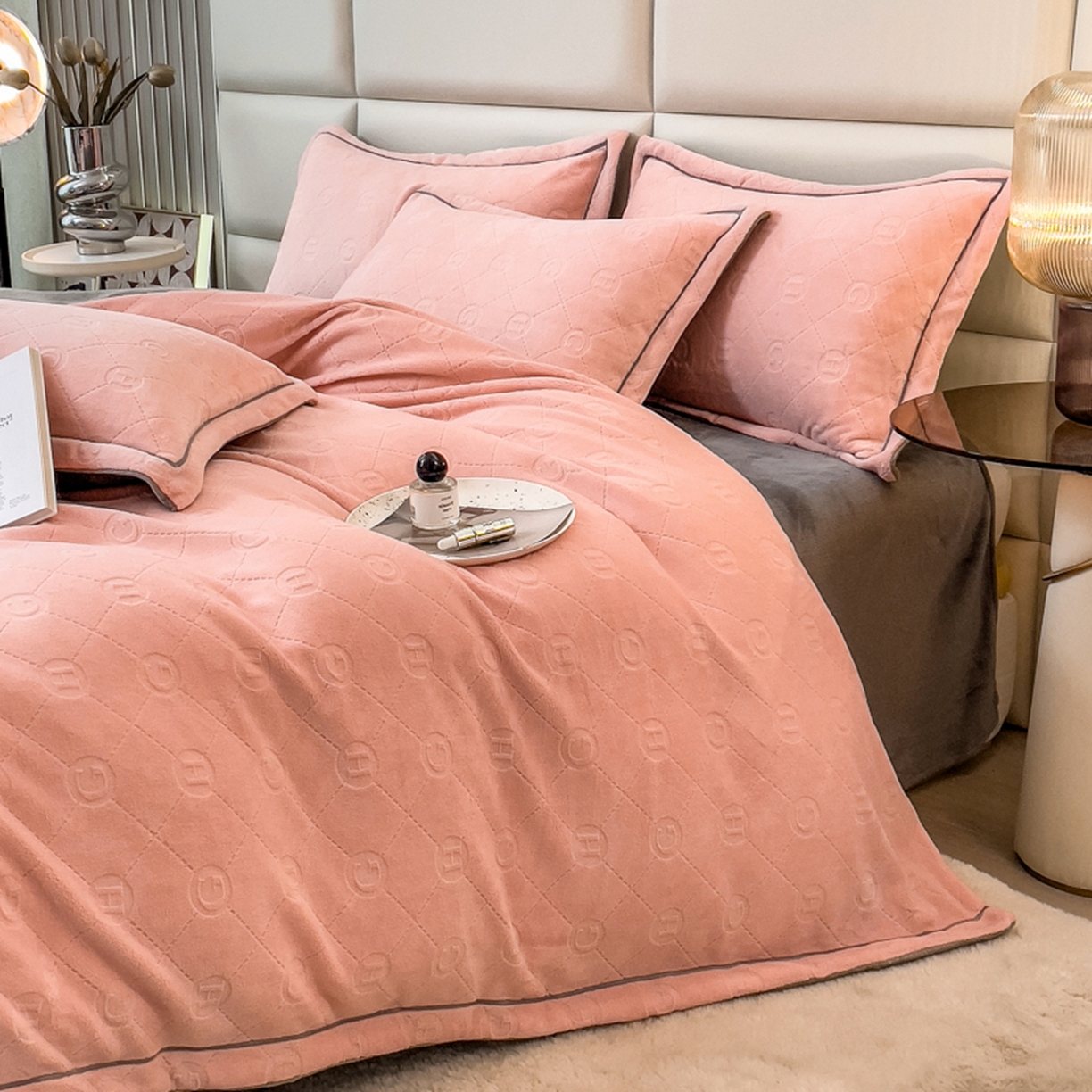 91家纺网 家纺一手货源 找家纺 印季家纺 2025新款HG剪花一字绣牛奶绒四件套 嫩粉-马丁灰