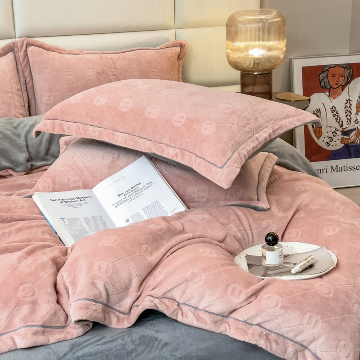 91家纺网 家纺一手货源 找家纺 印季家纺 2025新款HG剪花一字绣牛奶绒四件套 豆沙-马丁灰