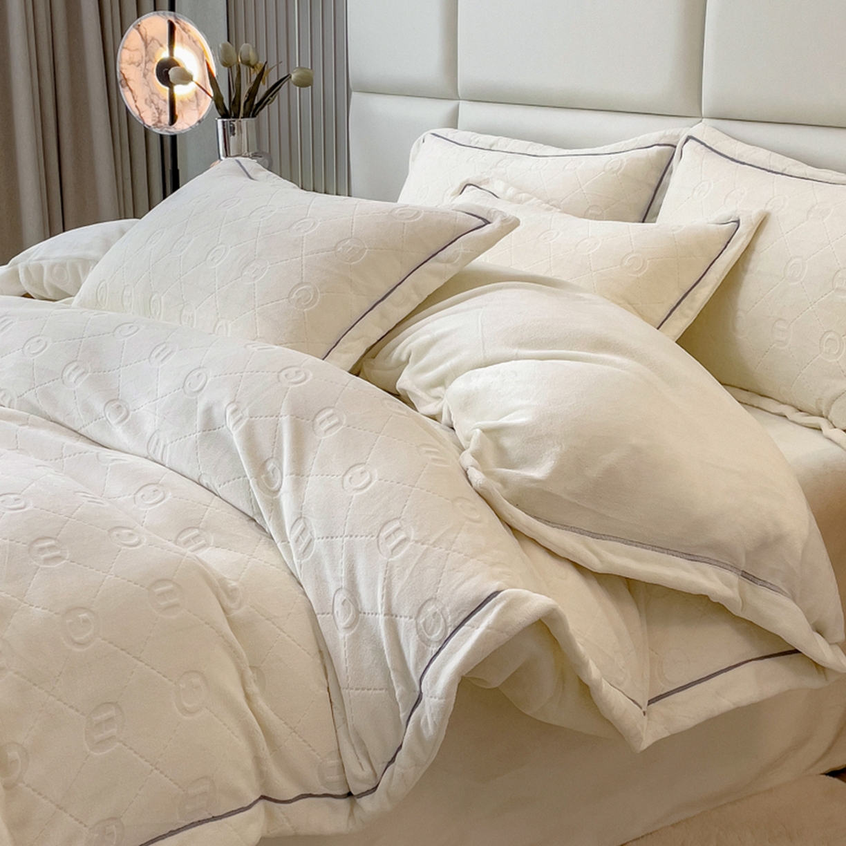 91家纺网 家纺一手货源 找家纺 印季家纺 2025新款HG剪花一字绣牛奶绒四件套 奶白