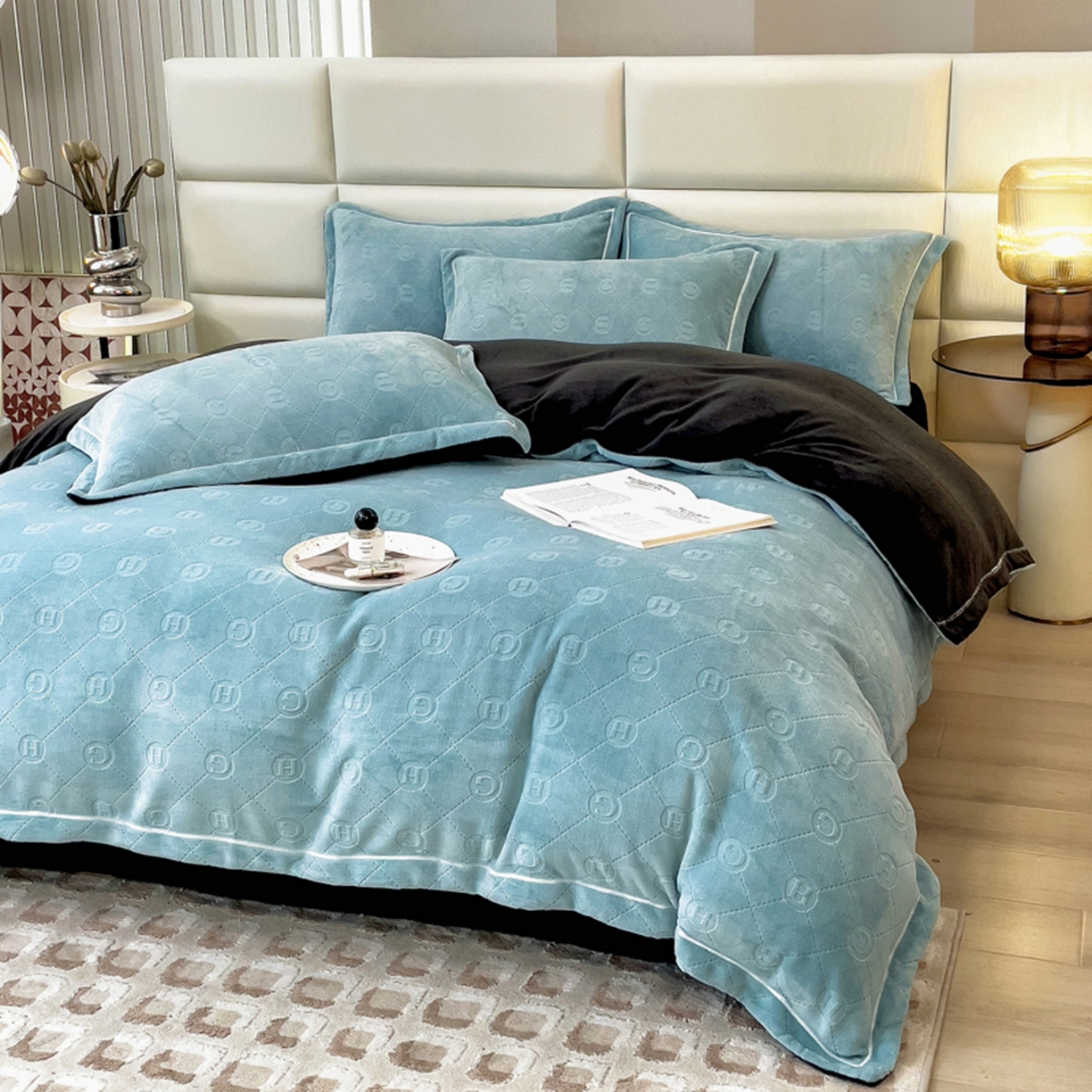 91家纺网 家纺一手货源 找家纺 印季家纺 2025新款HG剪花一字绣牛奶绒四件套 繁星蓝-深灰