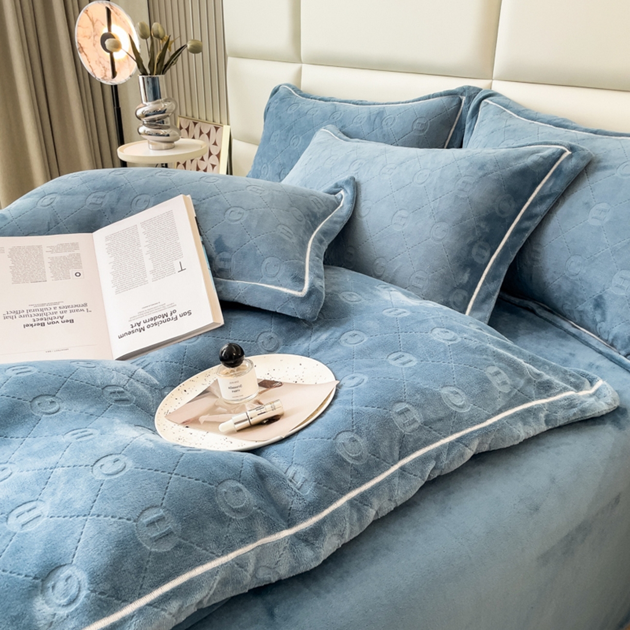 91家纺网 家纺一手货源 找家纺 印季家纺 2025新款HG剪花一字绣牛奶绒四件套 蓝灰