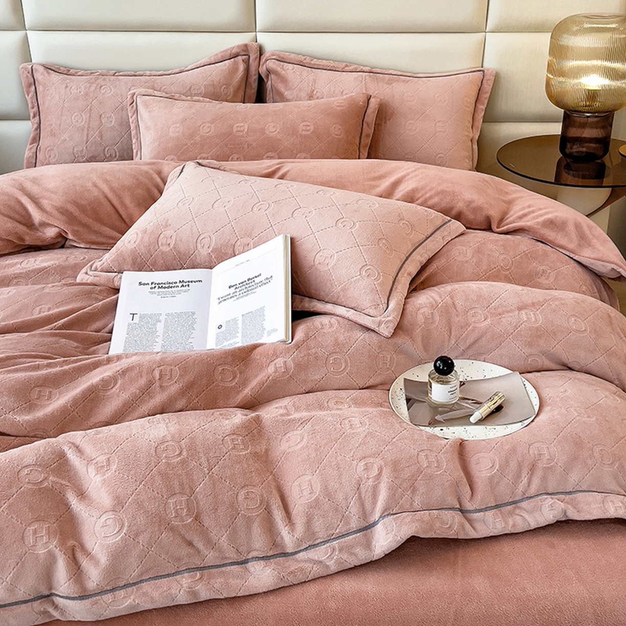 91家纺网 家纺一手货源 找家纺 （总）印季家纺 2025新款HG剪花一字绣牛奶绒四件套