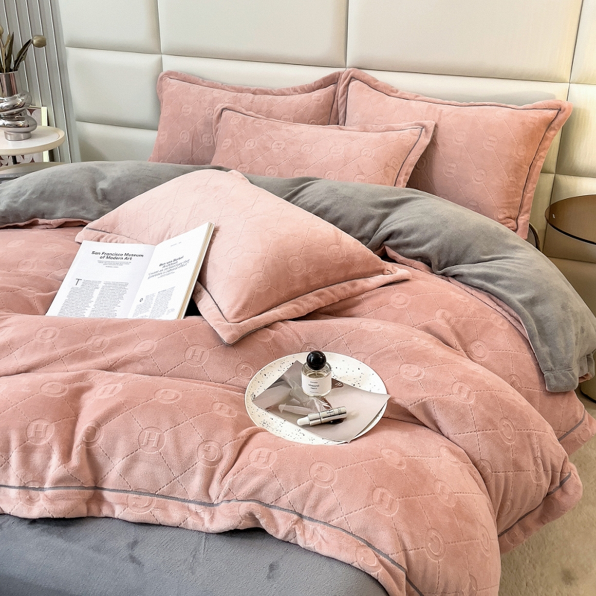 91家纺网 家纺一手货源 找家纺 印季家纺 2025新款HG剪花一字绣牛奶绒四件套 豆沙-马丁灰