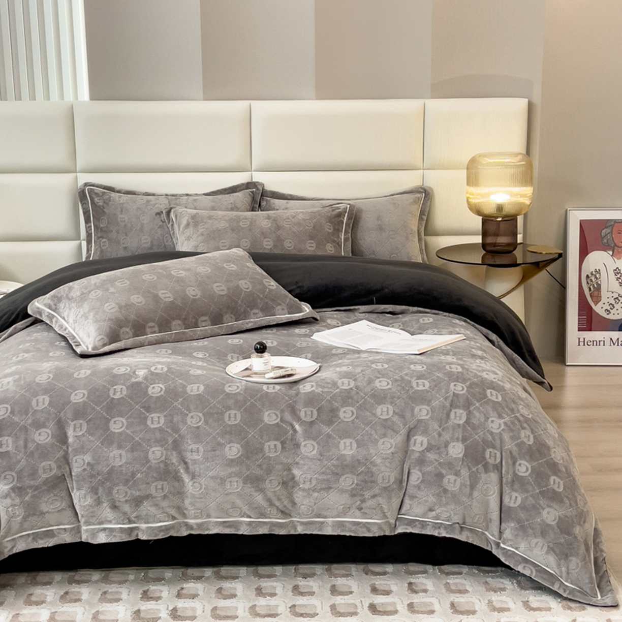 91家纺网 家纺一手货源 找家纺 印季家纺 2025新款HG剪花一字绣牛奶绒四件套 马丁灰-深灰