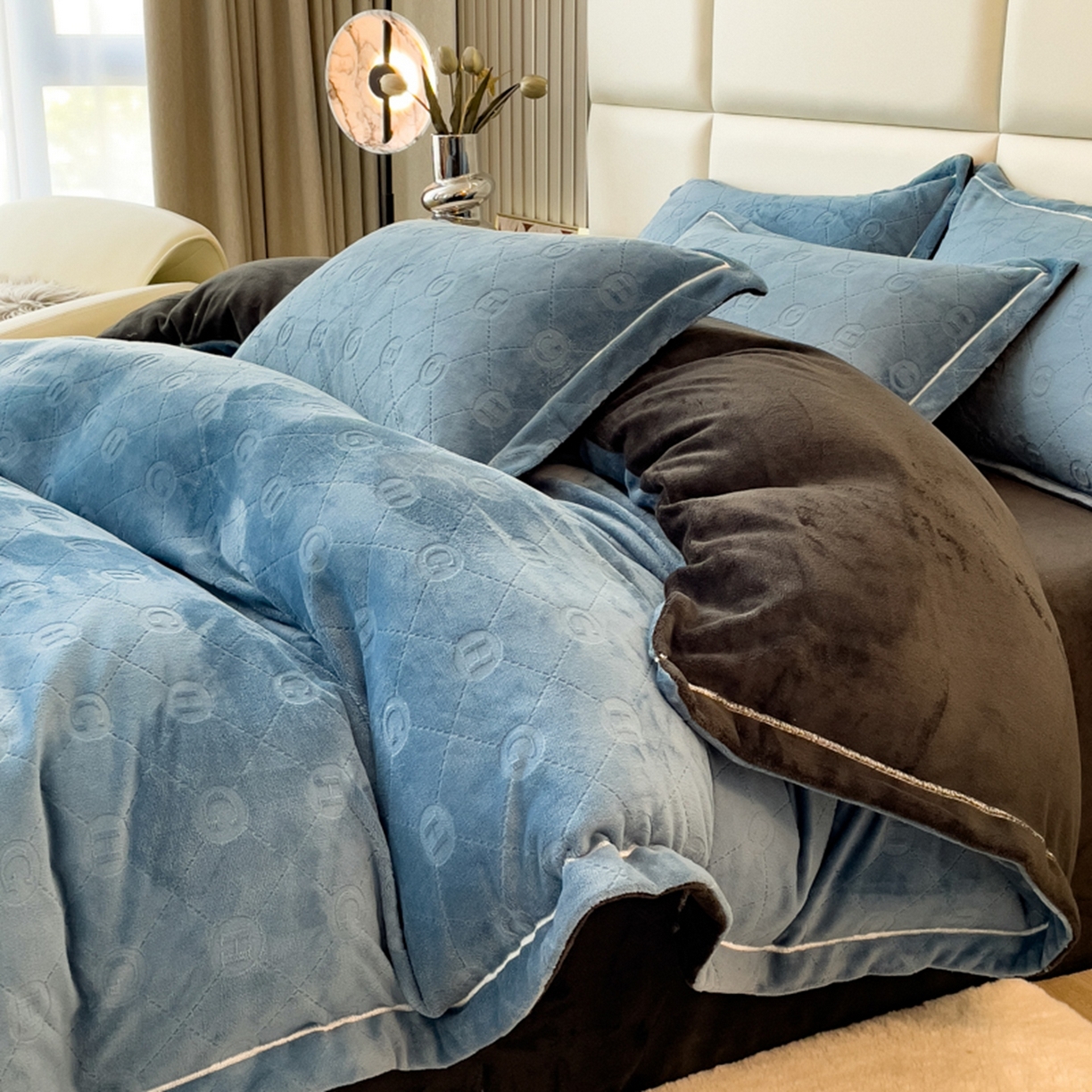 91家纺网 家纺一手货源 找家纺 印季家纺 2025新款HG剪花一字绣牛奶绒四件套 蓝灰-深灰