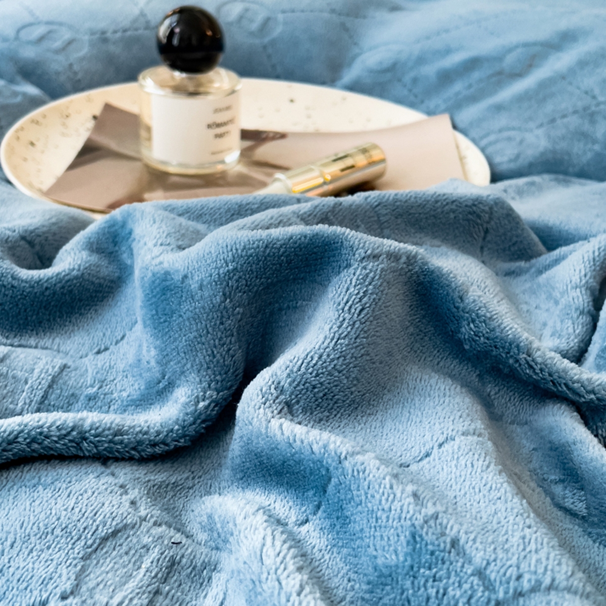 91家纺网 家纺一手货源 找家纺 印季家纺 2025新款HG剪花一字绣牛奶绒四件套 蓝灰-深灰