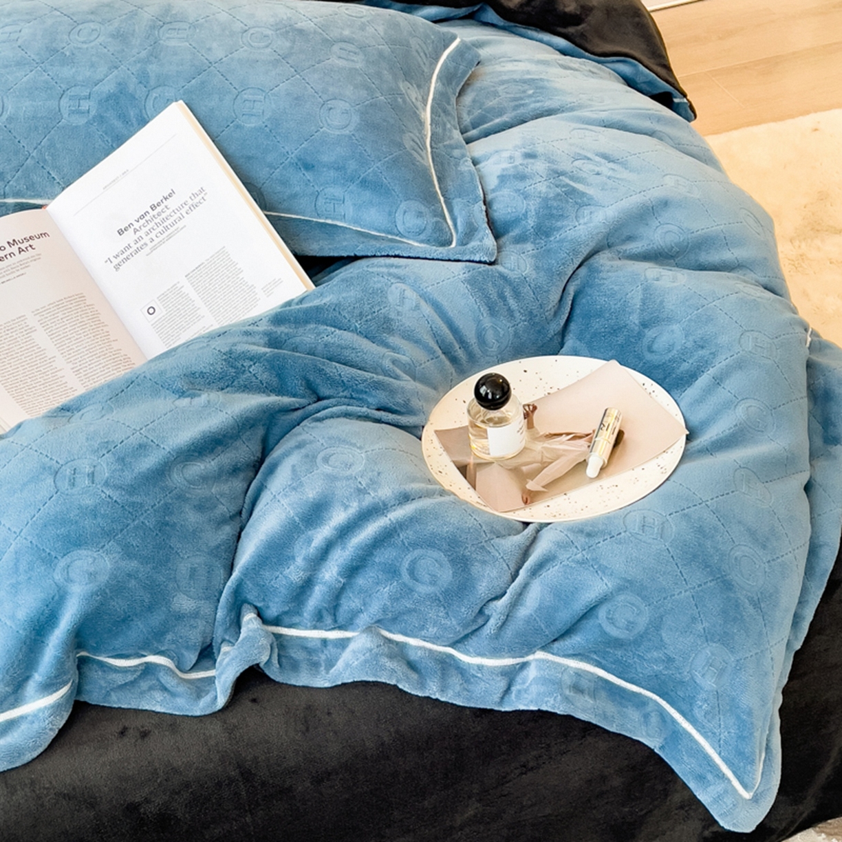 91家纺网 家纺一手货源 找家纺 印季家纺 2025新款HG剪花一字绣牛奶绒四件套 蓝灰-深灰