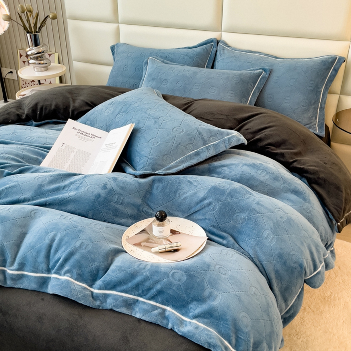 91家纺网 家纺一手货源 找家纺 印季家纺 2025新款HG剪花一字绣牛奶绒四件套 蓝灰-深灰