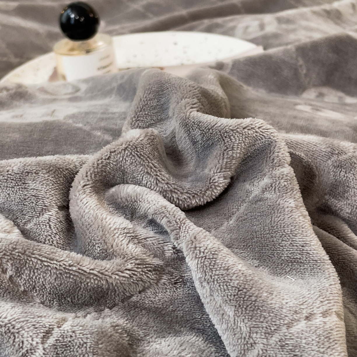 91家纺网 家纺一手货源 找家纺 印季家纺 2025新款HG剪花一字绣牛奶绒四件套 马丁灰-深灰