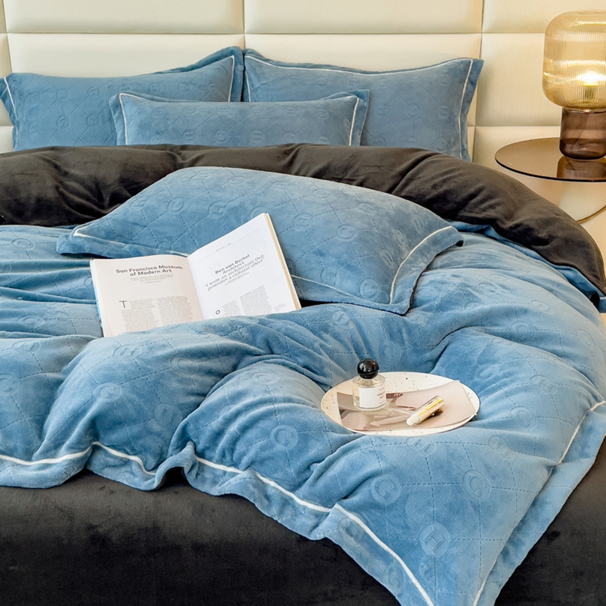 91家纺网 家纺一手货源 找家纺 印季家纺 2025新款HG剪花一字绣牛奶绒四件套 蓝灰-深灰