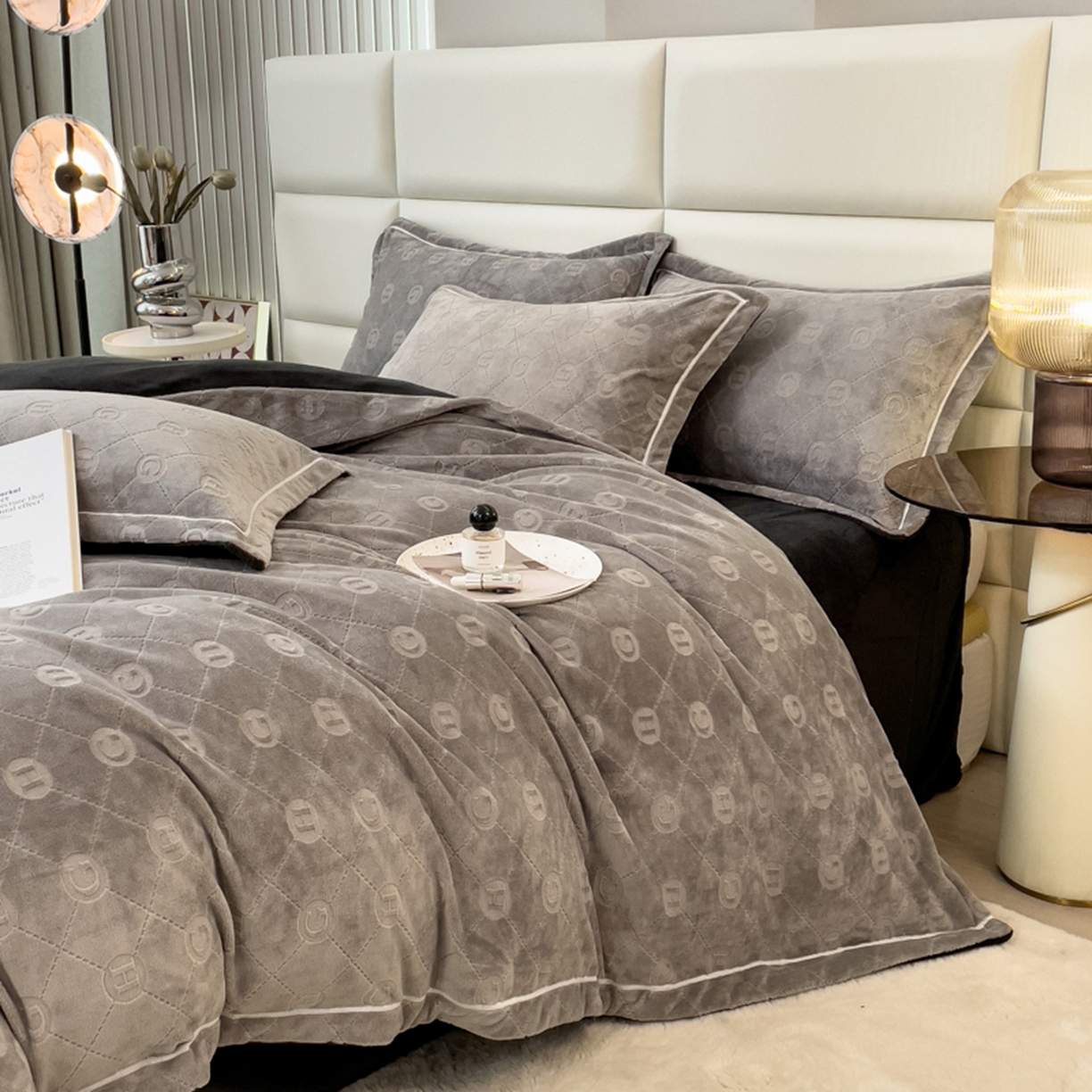 91家纺网 家纺一手货源 找家纺 印季家纺 2025新款HG剪花一字绣牛奶绒四件套 马丁灰-深灰