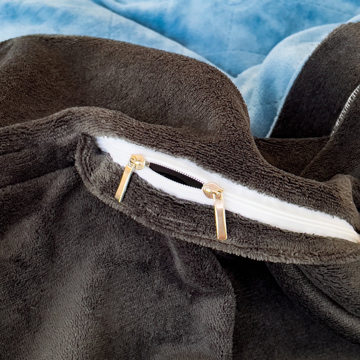 91家纺网 家纺一手货源 找家纺 印季家纺 2025新款HG剪花一字绣牛奶绒四件套 蓝灰-深灰