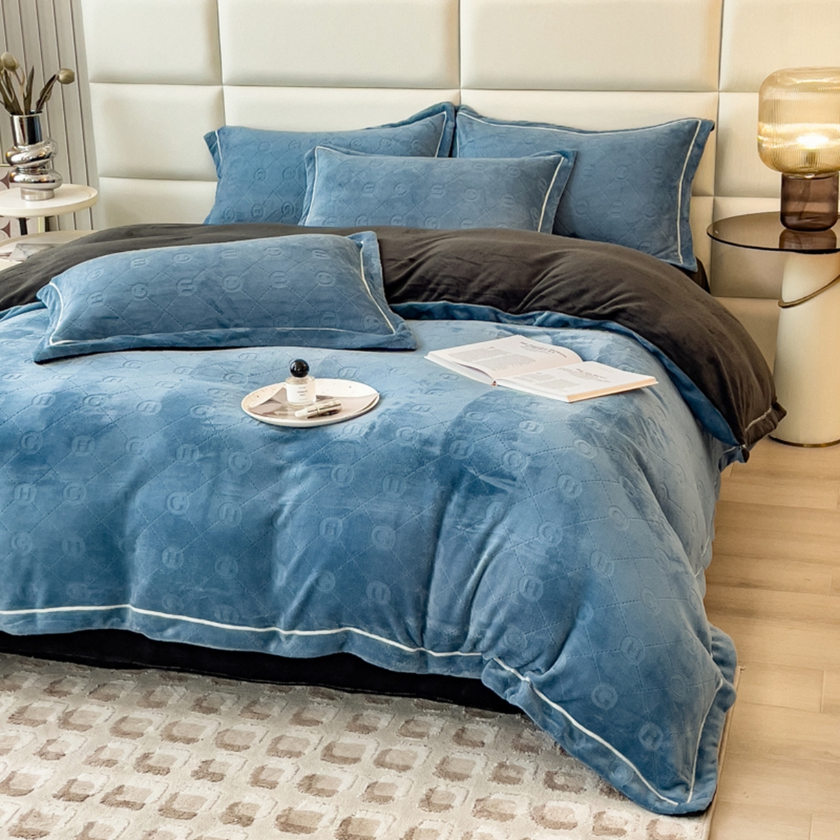 91家纺网 家纺一手货源 找家纺 印季家纺 2025新款HG剪花一字绣牛奶绒四件套 蓝灰-深灰