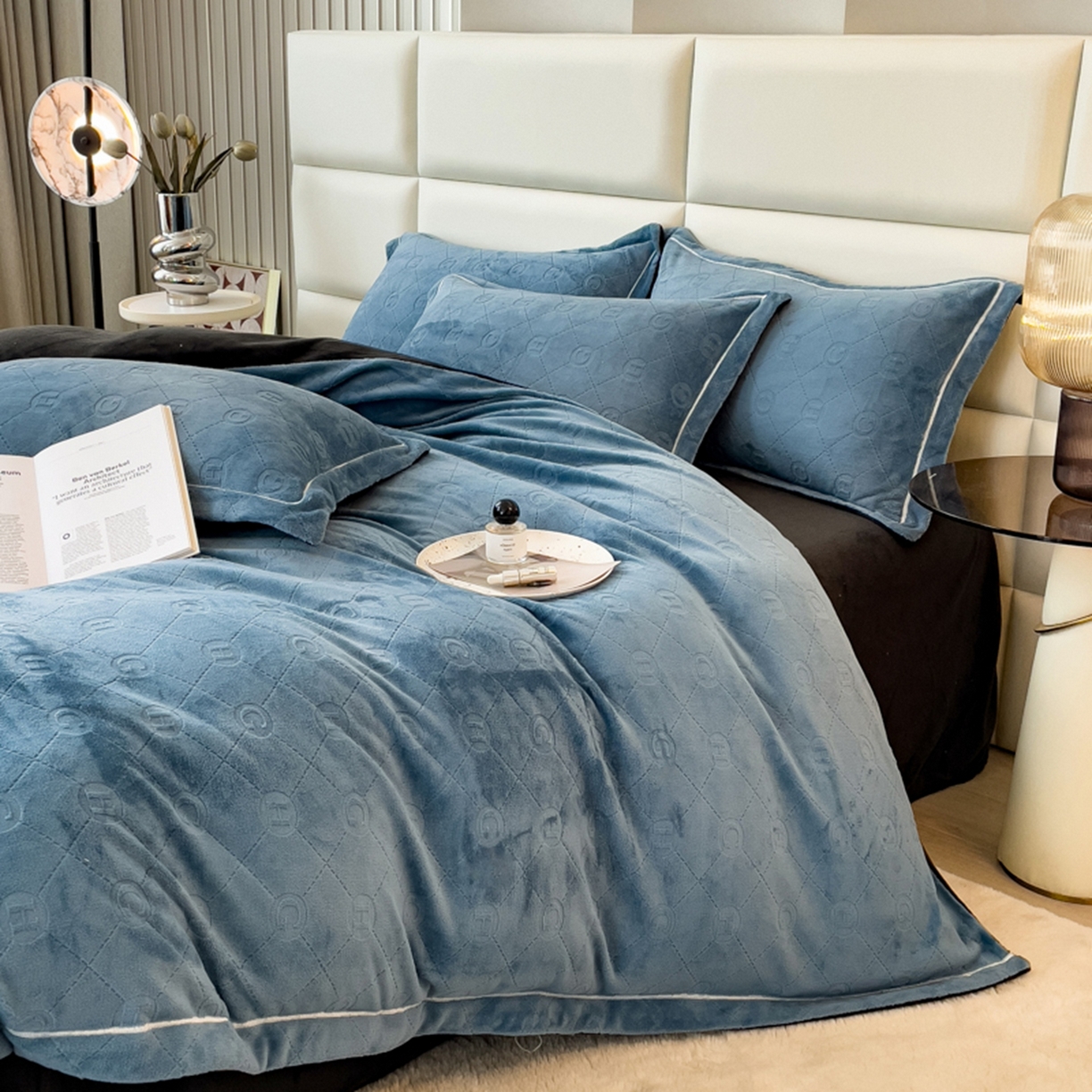 91家纺网 家纺一手货源 找家纺 印季家纺 2025新款HG剪花一字绣牛奶绒四件套 蓝灰-深灰