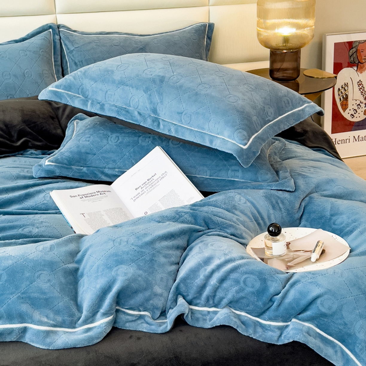 91家纺网 家纺一手货源 找家纺 印季家纺 2025新款HG剪花一字绣牛奶绒四件套 蓝灰-深灰