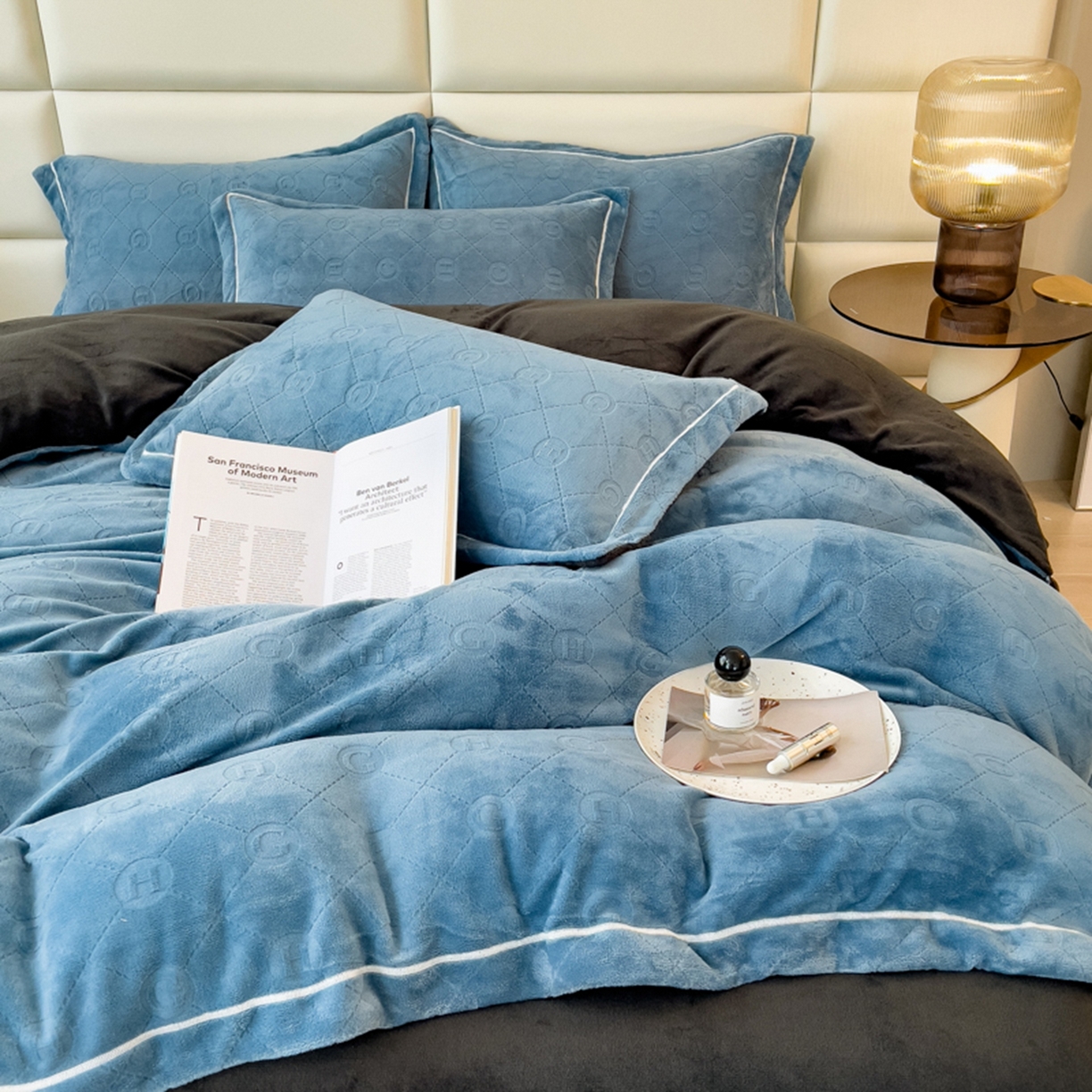 91家纺网 家纺一手货源 找家纺 印季家纺 2025新款HG剪花一字绣牛奶绒四件套 蓝灰-深灰