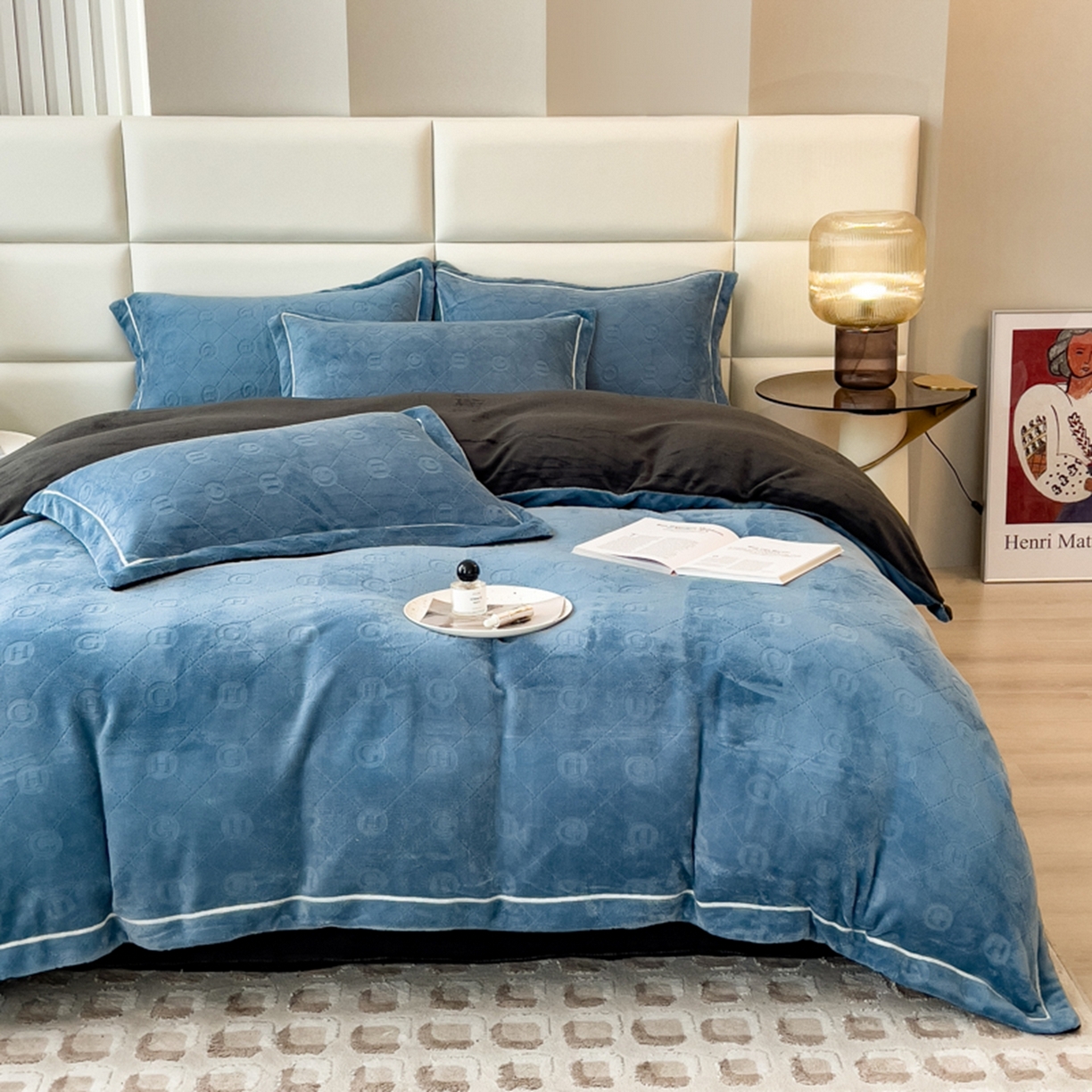 91家纺网 家纺一手货源 找家纺 印季家纺 2025新款HG剪花一字绣牛奶绒四件套 蓝灰-深灰