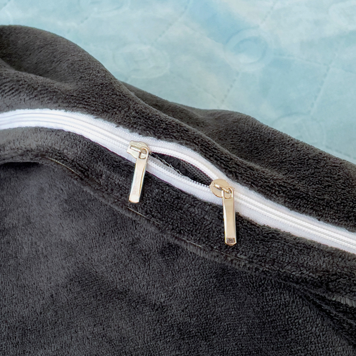 91家纺网 家纺一手货源 找家纺 印季家纺 2025新款HG剪花一字绣牛奶绒四件套 繁星蓝-深灰