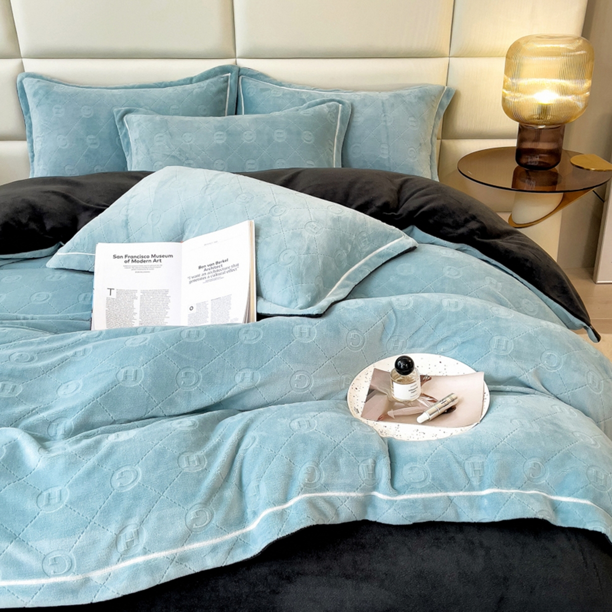 91家纺网 家纺一手货源 找家纺 印季家纺 2025新款HG剪花一字绣牛奶绒四件套 繁星蓝-深灰