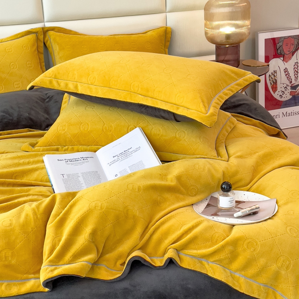 91家纺网 家纺一手货源 找家纺 印季家纺 2025新款HG剪花一字绣牛奶绒四件套 亮黄-深灰