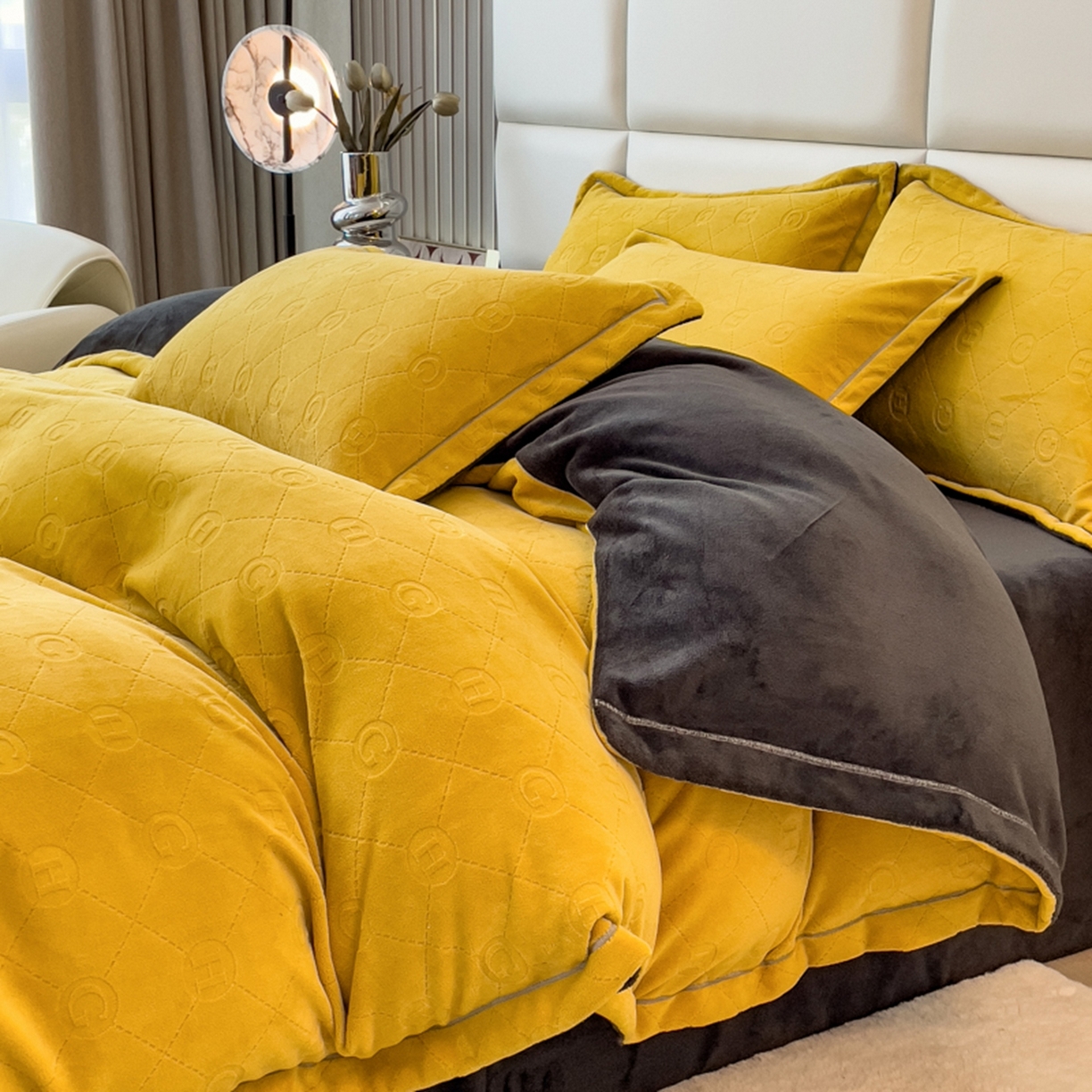 91家纺网 家纺一手货源 找家纺 印季家纺 2025新款HG剪花一字绣牛奶绒四件套 亮黄-深灰