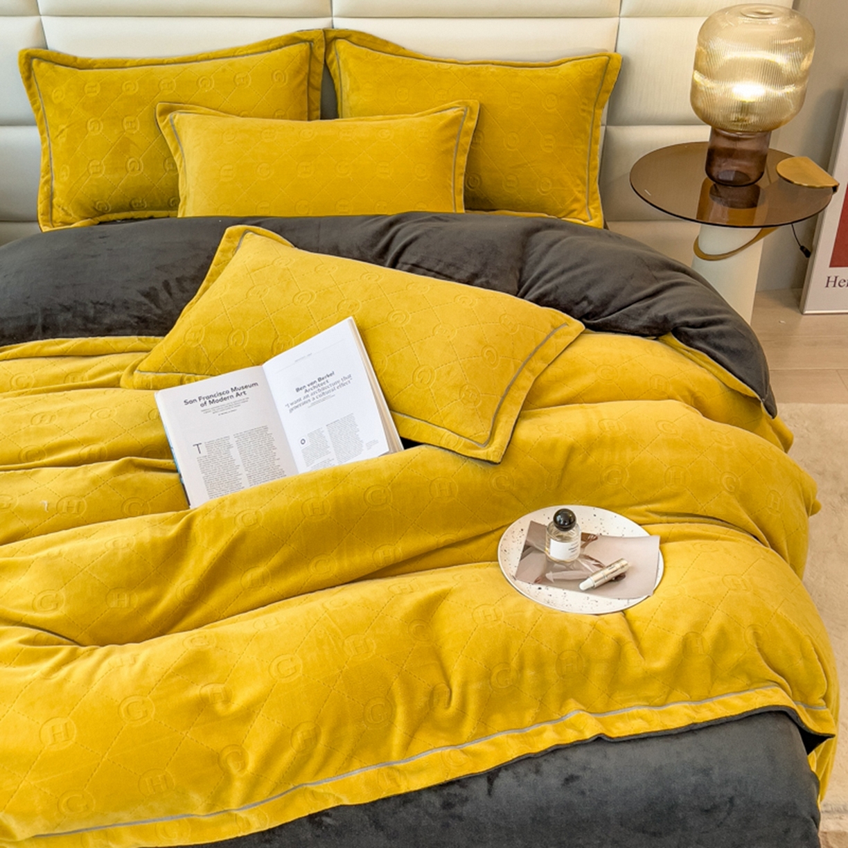 91家纺网 家纺一手货源 找家纺 印季家纺 2025新款HG剪花一字绣牛奶绒四件套 亮黄-深灰