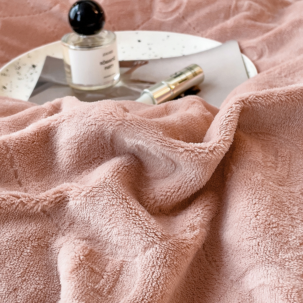 91家纺网 家纺一手货源 找家纺 印季家纺 2025新款HG剪花一字绣牛奶绒四件套 豆沙