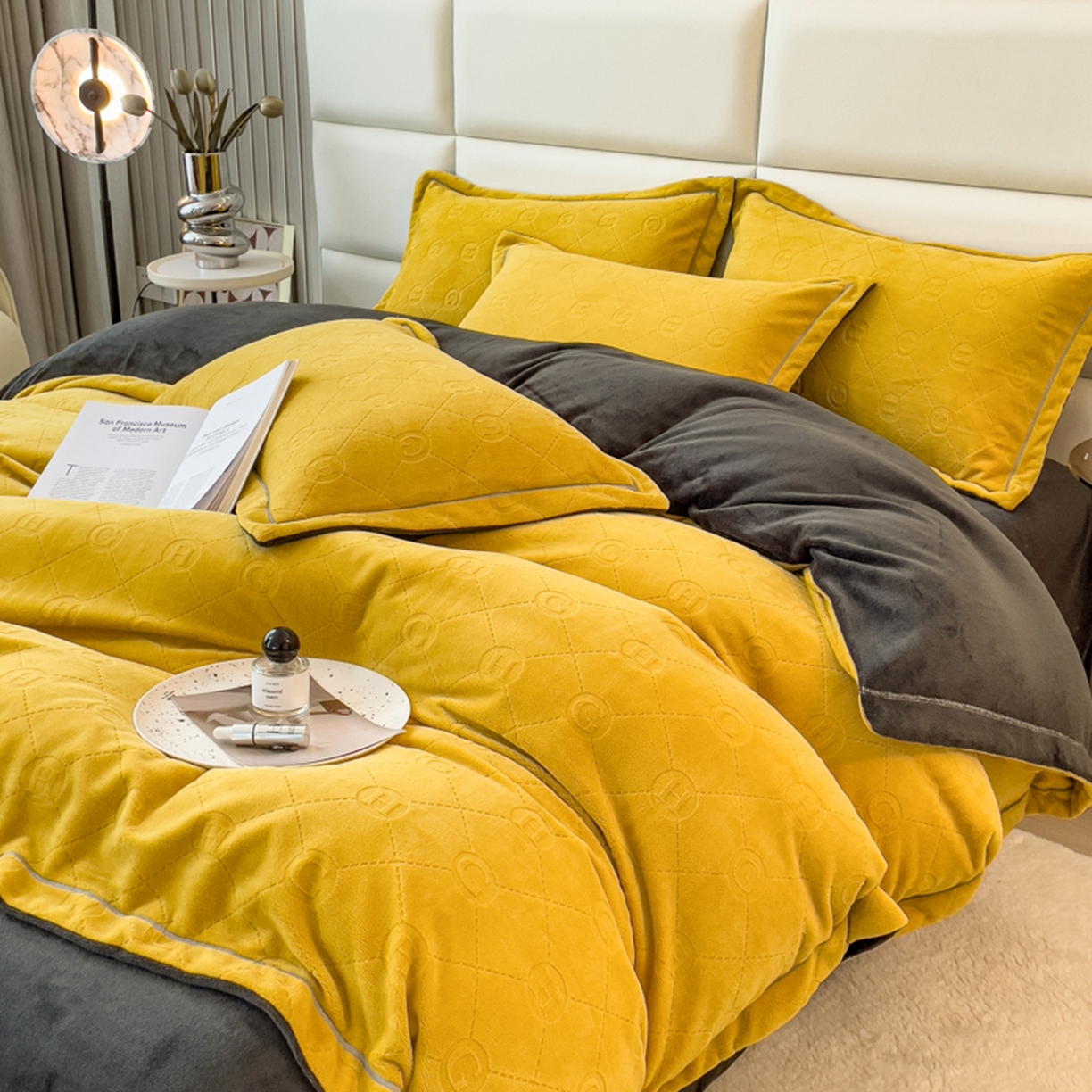 91家纺网 家纺一手货源 找家纺 印季家纺 2025新款HG剪花一字绣牛奶绒四件套 亮黄-深灰