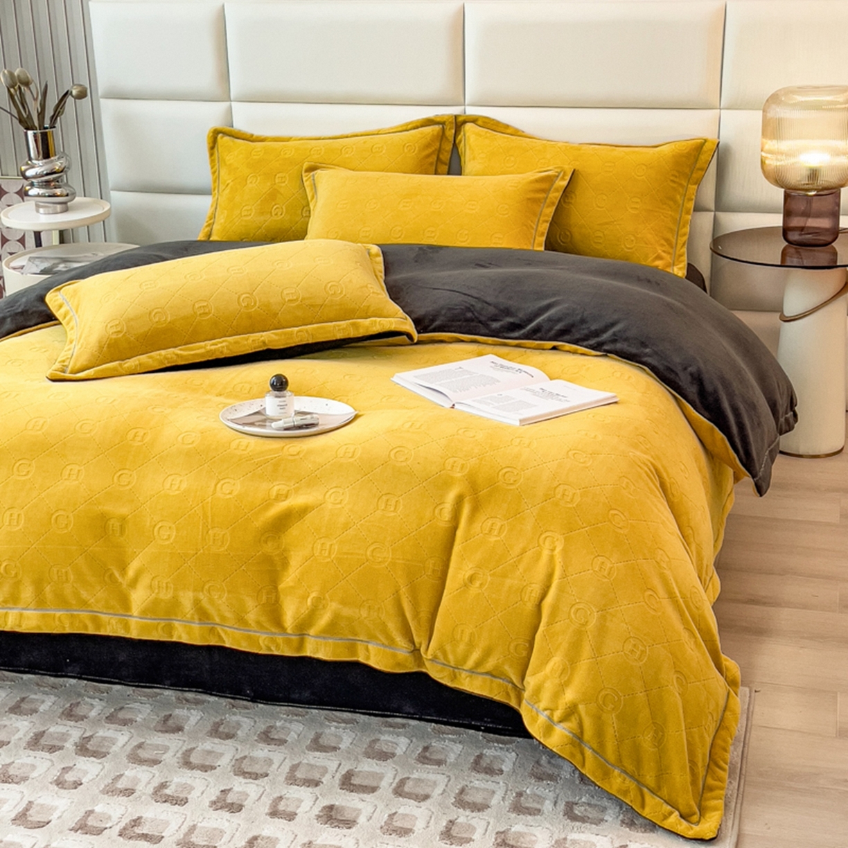 91家纺网 家纺一手货源 找家纺 印季家纺 2025新款HG剪花一字绣牛奶绒四件套 亮黄-深灰