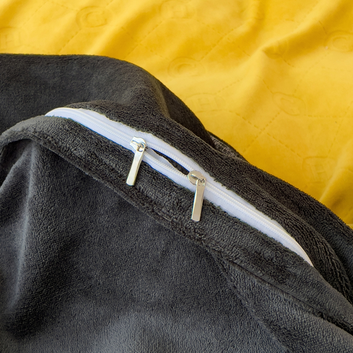 91家纺网 家纺一手货源 找家纺 印季家纺 2025新款HG剪花一字绣牛奶绒四件套 亮黄-深灰