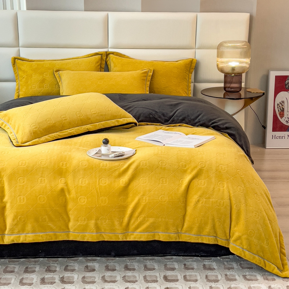 91家纺网 家纺一手货源 找家纺 印季家纺 2025新款HG剪花一字绣牛奶绒四件套 亮黄-深灰
