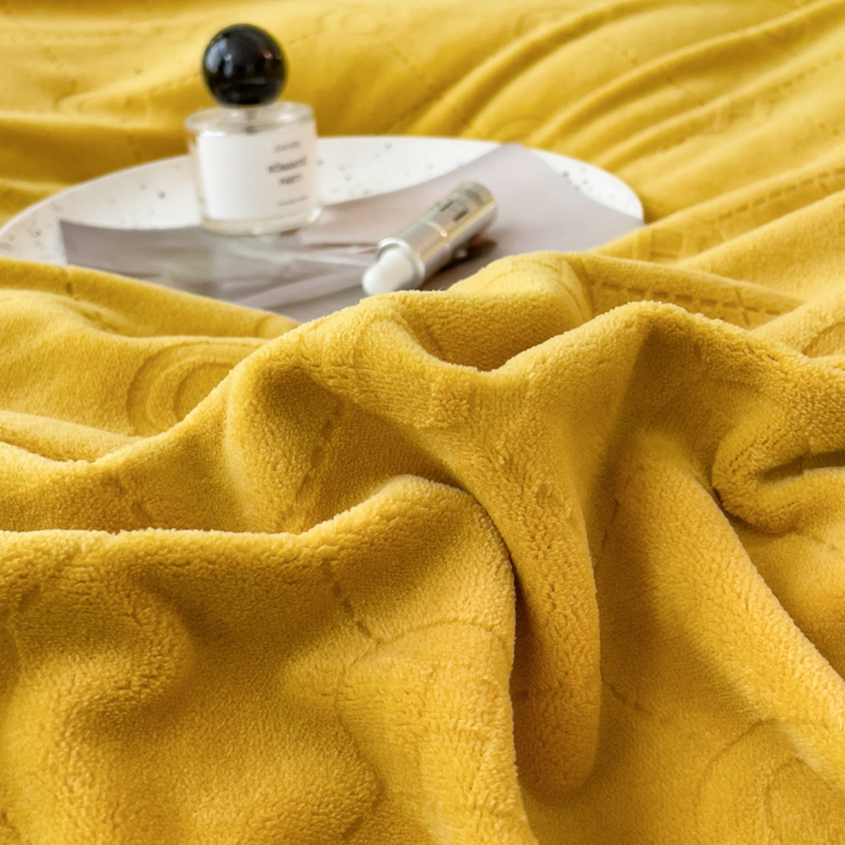 91家纺网 家纺一手货源 找家纺 印季家纺 2025新款HG剪花一字绣牛奶绒四件套 亮黄-深灰