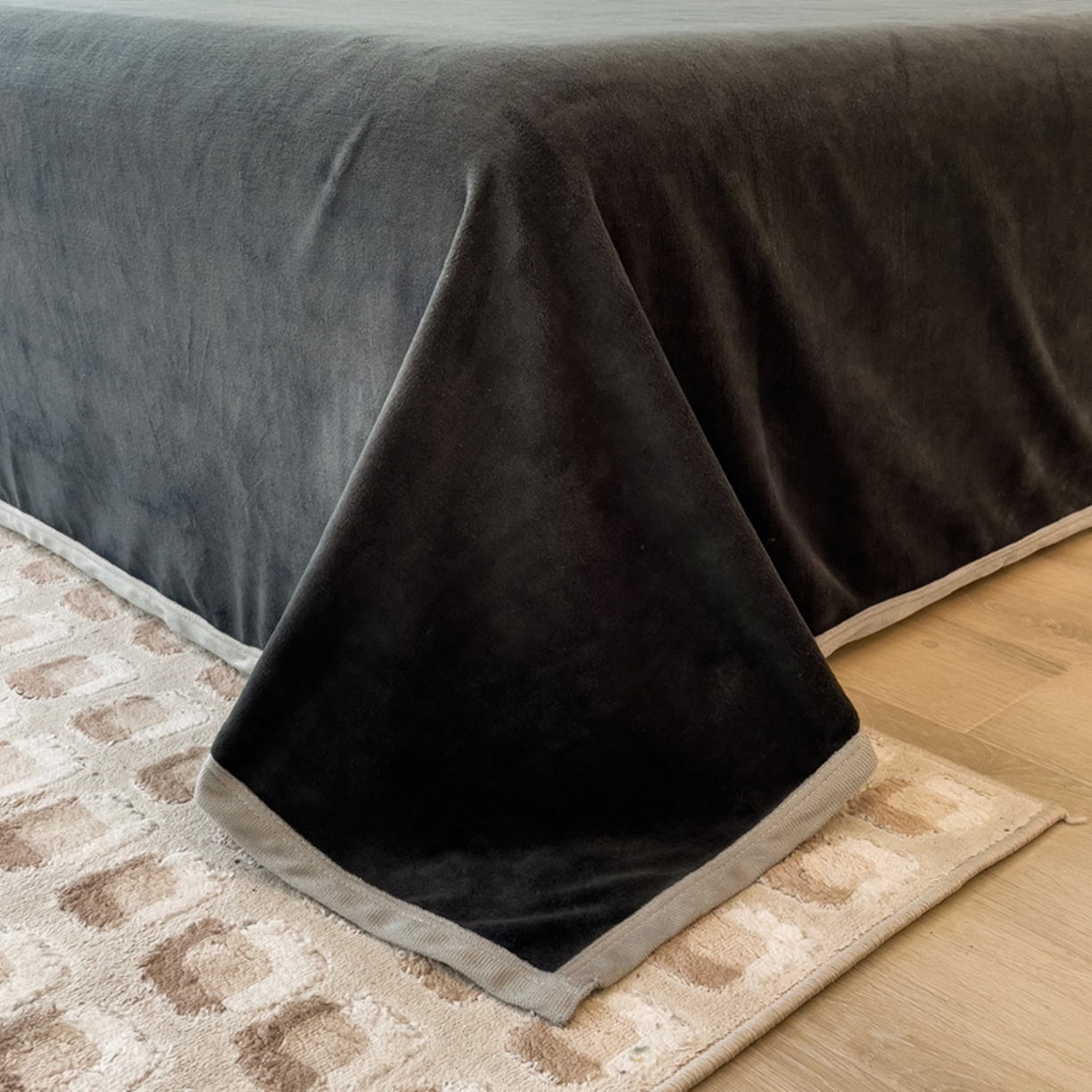 91家纺网 家纺一手货源 找家纺 印季家纺 2025新款HG剪花一字绣牛奶绒四件套 紫灰-深灰