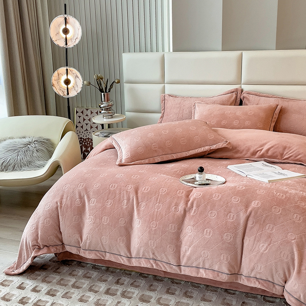 91家纺网 家纺一手货源 找家纺 印季家纺 2025新款HG剪花一字绣牛奶绒四件套 豆沙