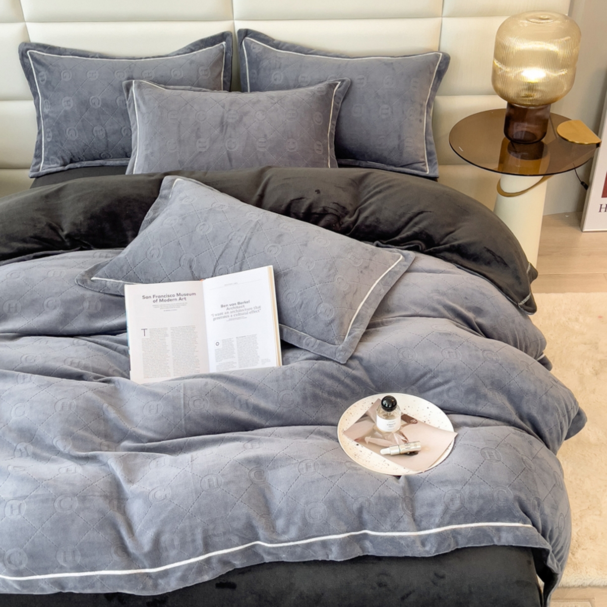 91家纺网 家纺一手货源 找家纺 印季家纺 2025新款HG剪花一字绣牛奶绒四件套 紫灰-深灰