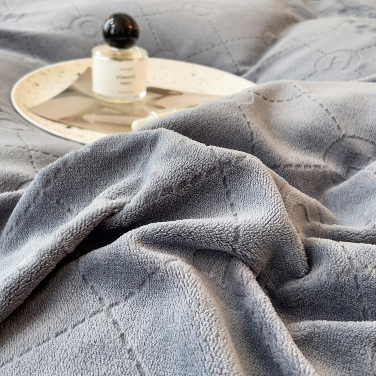 91家纺网 家纺一手货源 找家纺 印季家纺 2025新款HG剪花一字绣牛奶绒四件套 紫灰-深灰