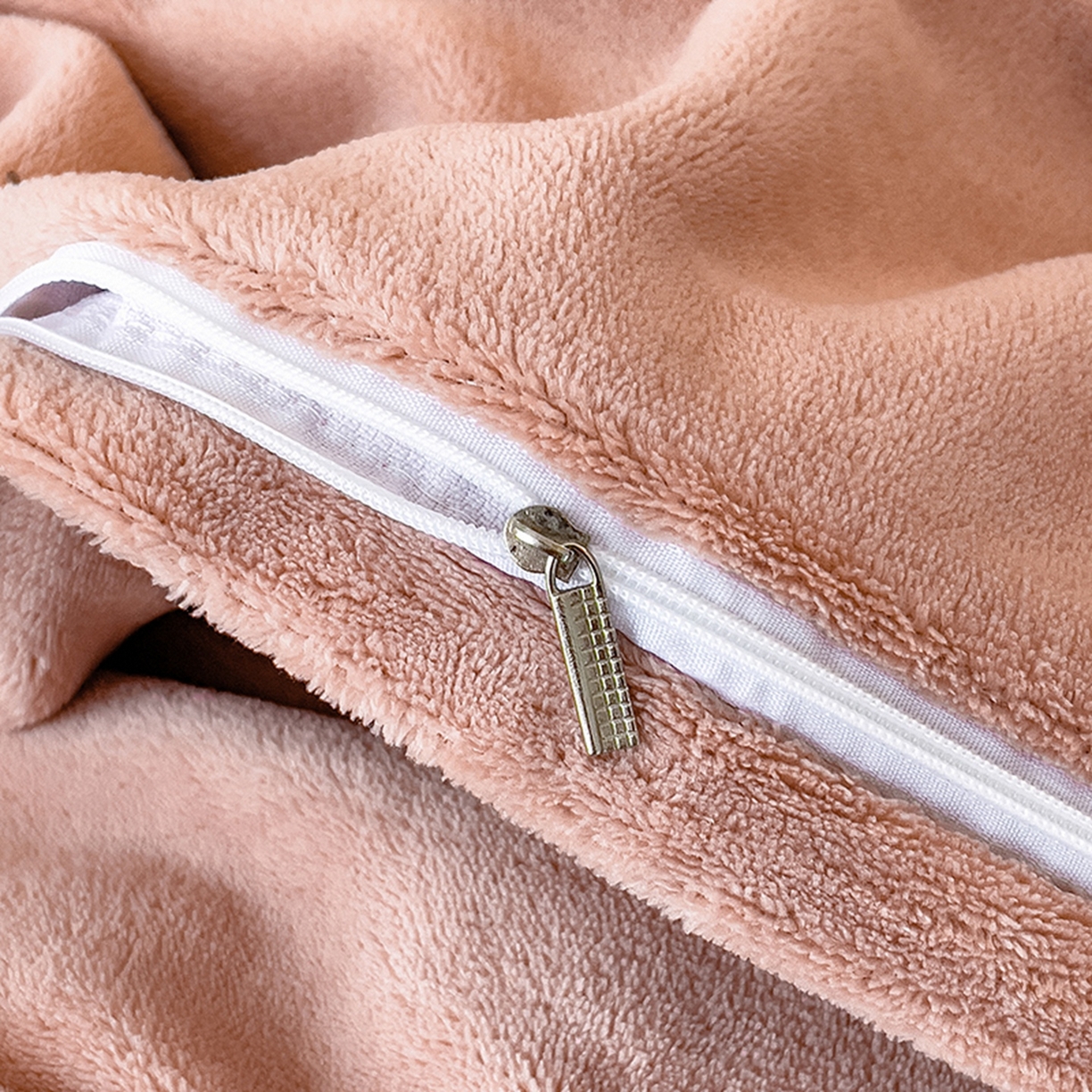 91家纺网 家纺一手货源 找家纺 印季家纺 2025新款HG剪花一字绣牛奶绒四件套 豆沙