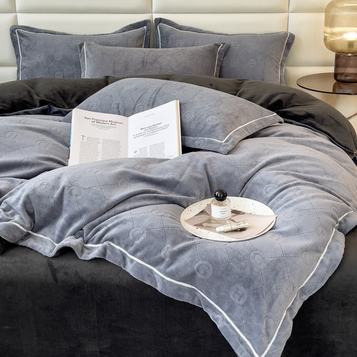 91家纺网 家纺一手货源 找家纺 印季家纺 2025新款HG剪花一字绣牛奶绒四件套 紫灰-深灰