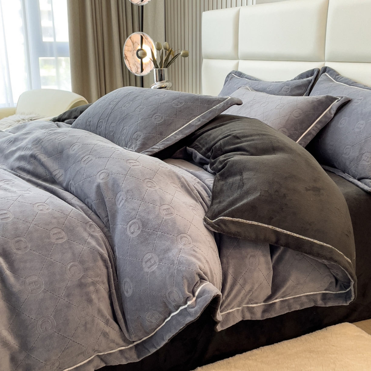 91家纺网 家纺一手货源 找家纺 印季家纺 2025新款HG剪花一字绣牛奶绒四件套 紫灰-深灰