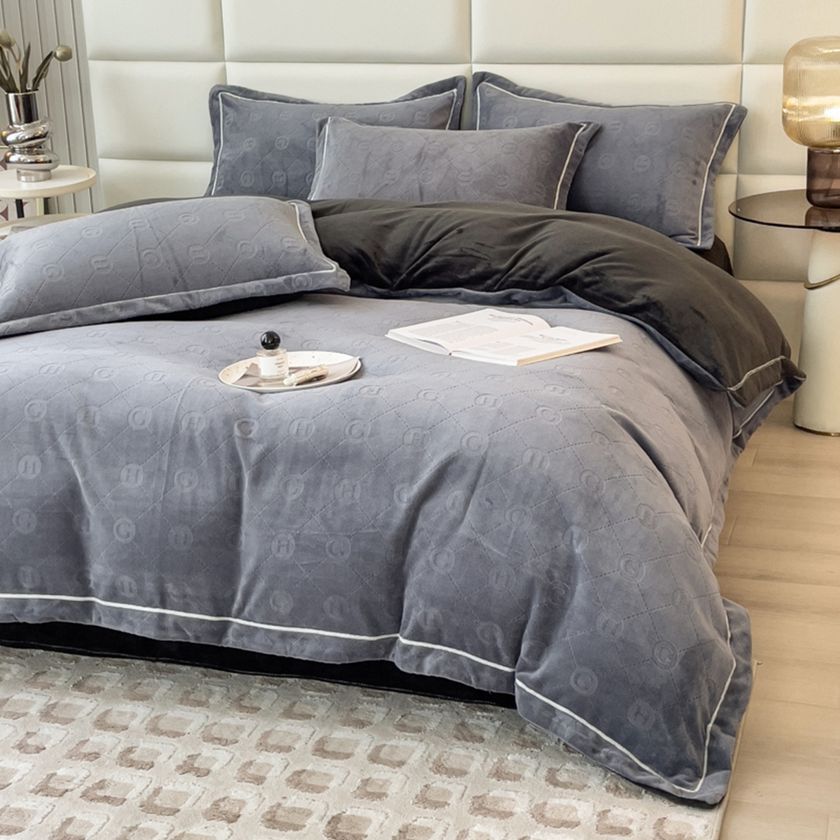 91家纺网 家纺一手货源 找家纺 印季家纺 2025新款HG剪花一字绣牛奶绒四件套 紫灰-深灰