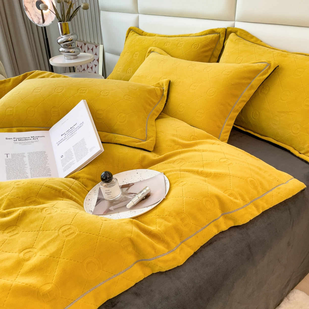 91家纺网 家纺一手货源 找家纺 印季家纺 2025新款HG剪花一字绣牛奶绒四件套 亮黄-深灰