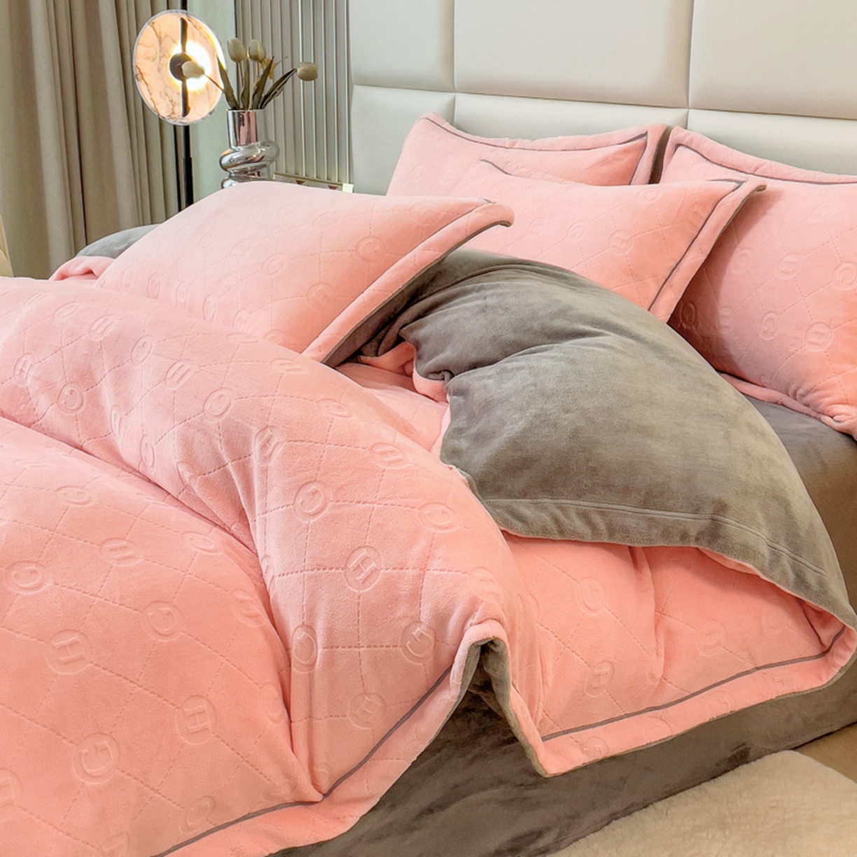 91家纺网 家纺一手货源 找家纺 印季家纺 2025新款HG剪花一字绣牛奶绒四件套 嫩粉-马丁灰