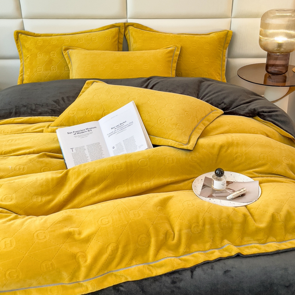 91家纺网 家纺一手货源 找家纺 印季家纺 2025新款HG剪花一字绣牛奶绒四件套 亮黄-深灰