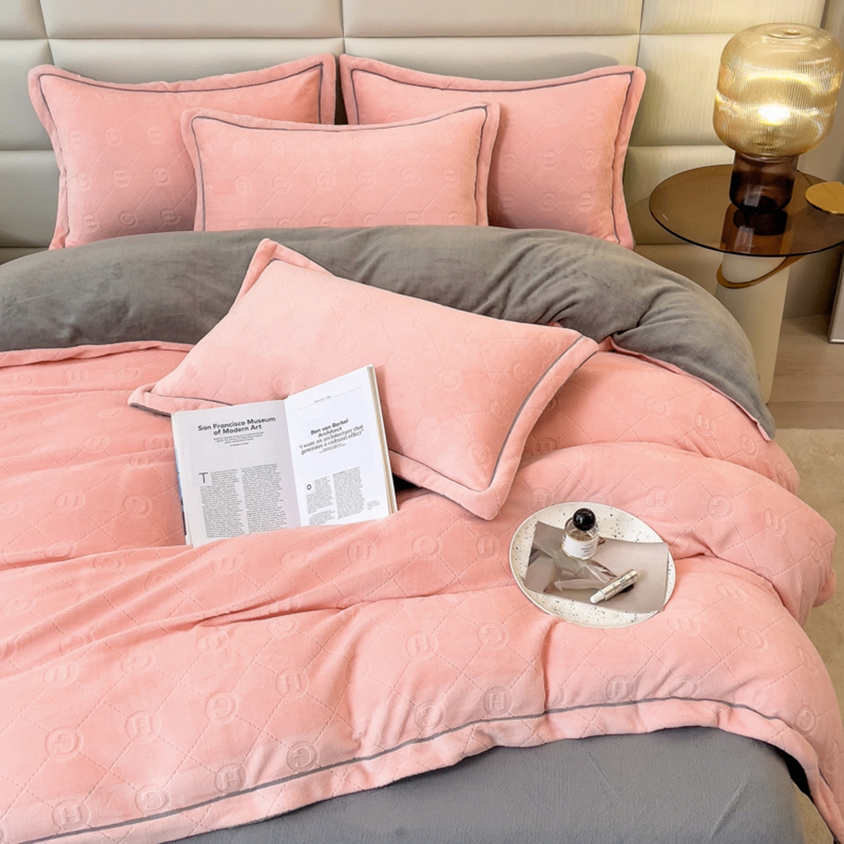 91家纺网 家纺一手货源 找家纺 印季家纺 2025新款HG剪花一字绣牛奶绒四件套 嫩粉-马丁灰