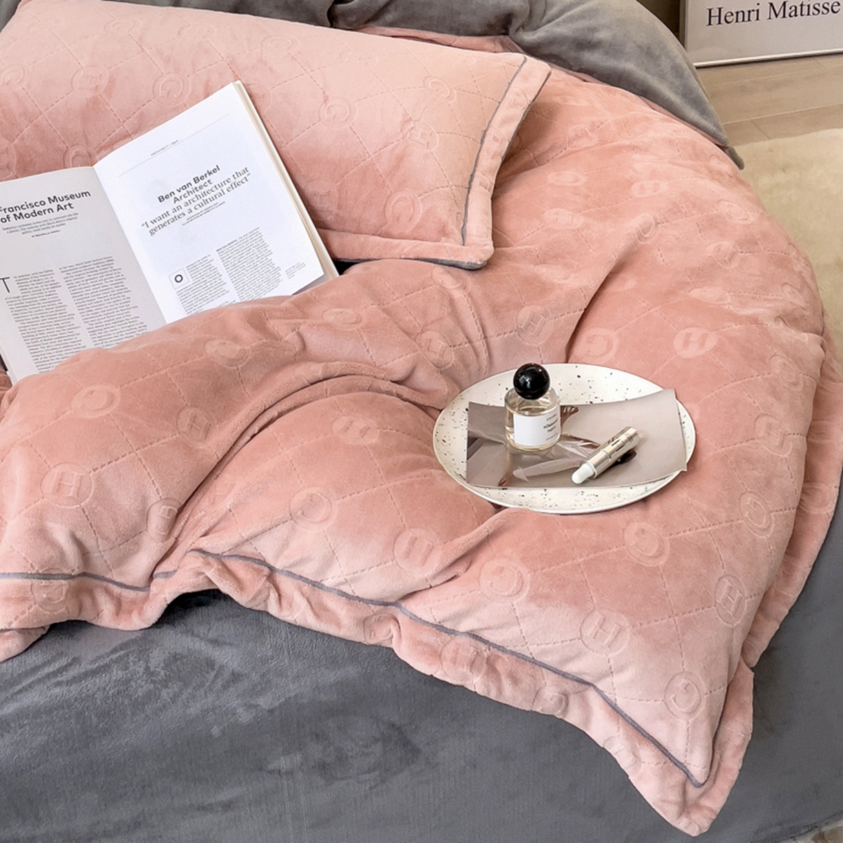 91家纺网 家纺一手货源 找家纺 印季家纺 2025新款HG剪花一字绣牛奶绒四件套 豆沙-马丁灰