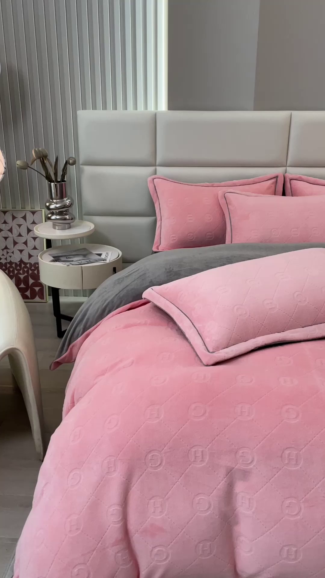 91家纺网 家纺一手货源 找家纺 印季家纺 2025新款HG剪花一字绣牛奶绒四件套 嫩粉-马丁灰