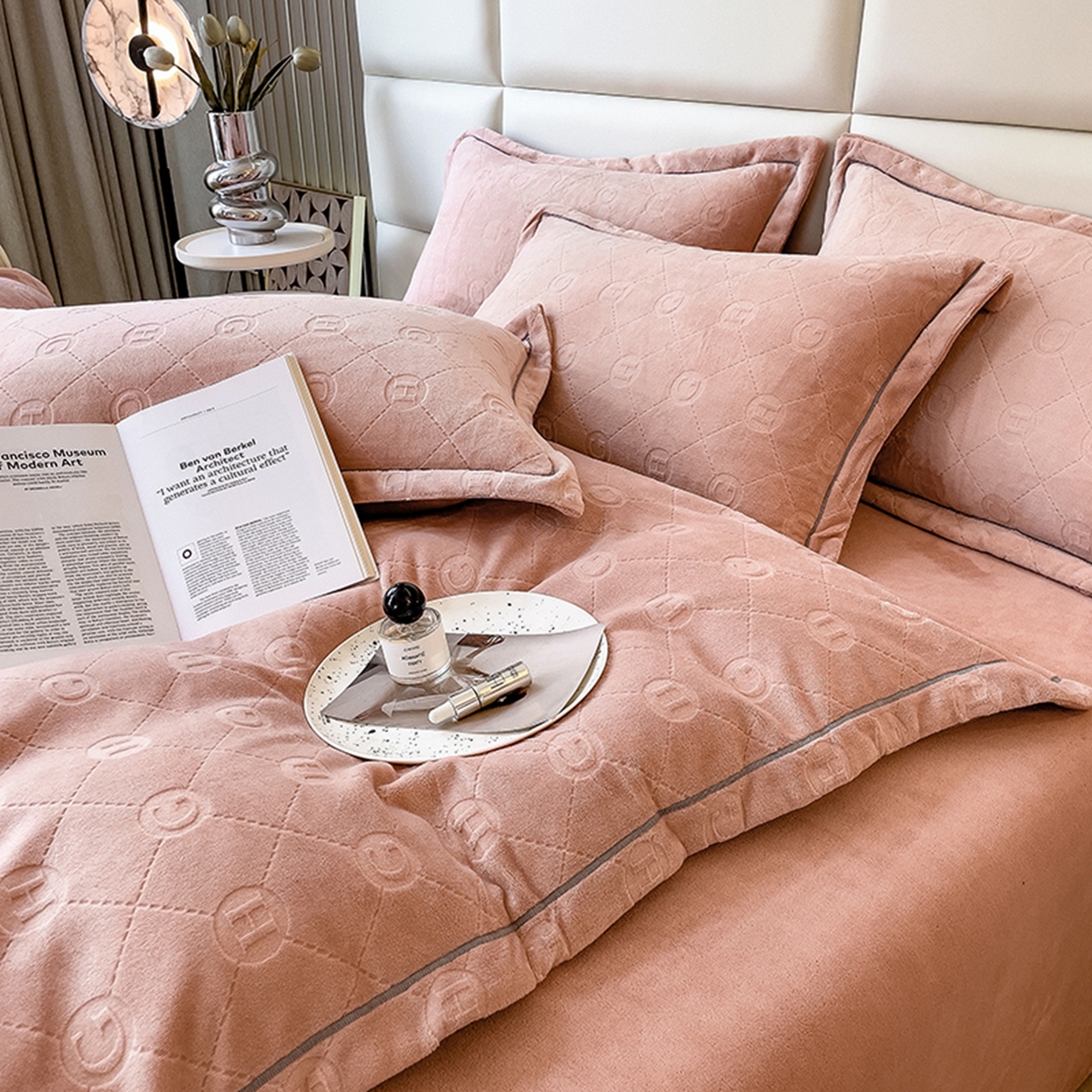 91家纺网 家纺一手货源 找家纺 印季家纺 2025新款HG剪花一字绣牛奶绒四件套 豆沙