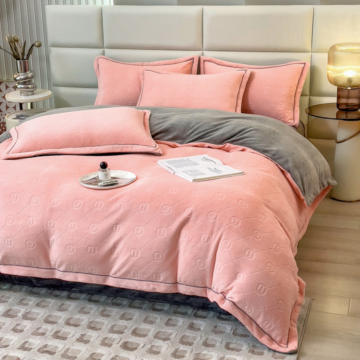 91家纺网 家纺一手货源 找家纺 印季家纺 2025新款HG剪花一字绣牛奶绒四件套 嫩粉-马丁灰